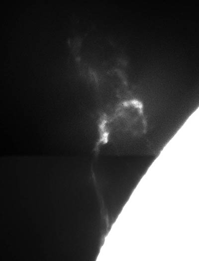Snímek z pozdnější fáze vývoje eruptivní protuberance zde dne 17. 6. 2013. Časy obou snímků, z nichž je výsledný obraz složen, jsou 08:48:18 a 08:50:23 UT. Procesy interakce koronálních magnetických polí částečně zviditelňují zhuštění vodíkového plazmatu v protuberanci. Značná část útvaru padá dolů, do horní chromosféry.
