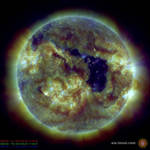 Snímek velké koronální díry z přístroje AIA na palubě sondy SDO. Zdroj: LMSAL/SDO