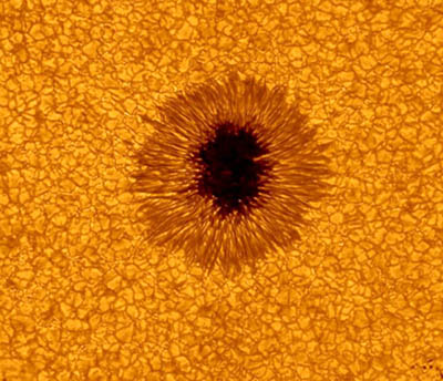 Úžasný snímek sluneční skvrny pořízený na observatoři BBSO. Zdroj: http://i.dailymail.co.uk/i/pix/2010/08/25/article-1305960-0AE8C33A000005DC-844_964x829.jpg