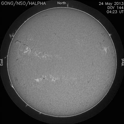 Sluneční disk v čáře H alfa – 656,3 nm (21. 5. 2013). Zdroj: http://download.hao.ucar.edu