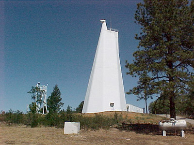 Sluneční dalekohled Richard B. Dunn Solar Telescope. Zdroj: http://www.amfmdx.net
