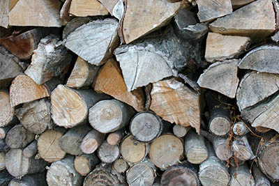 Kusové dřevo - nejběžnější podoba dřevní biomasy určená ke spalování.