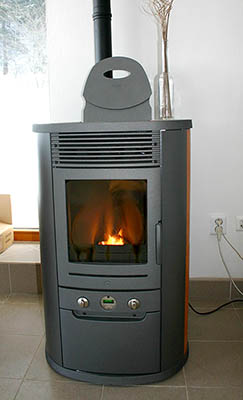 Moderní typy krbů jsou schopny spalovat například i dřevní pelety.