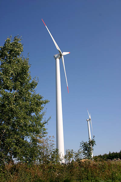 Dvojice větrných elektráren.