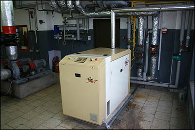 Kogenerační jednotka je spalovací motor, který dodává jak teplo, tak elektřinu. Kogenerační jednotka na snímku je zčásti zásobována skládkovým plynem (metanem).