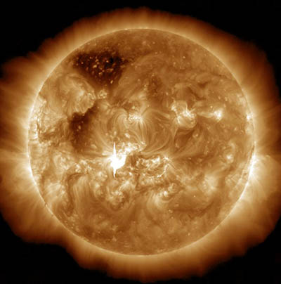 Sluneční sonda SDO (Solar Dynamics Observatory) provozovaná NASA pořizuje snímky Slunce každé1,5 sekundy. Na tomto snímku je zachycena středně velká erupce na středu slunečního disku dne 7. ledna 2014. Zdroj: NASA/SDO